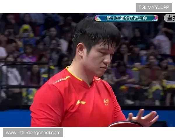 埃斯皮诺萨右摆拳击中赫盖太阳穴,对手双腿发软成卫冕赛转折点